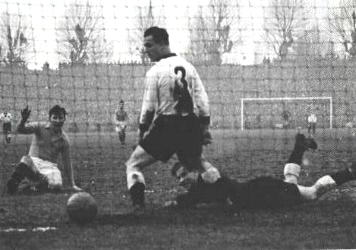 Abe's tweede doelpunt tegen wereldkampioen Duitsland (1-2) op 14 maart 1956.